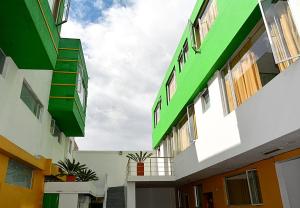 uma vista para um edifício com verde e branco em Hostal Terra 2 - EL CONDADO em Quito