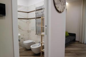 La salle de bains est pourvue de toilettes et d'un lavabo. dans l'établissement Casa Martina, à Castellammare di Stabia