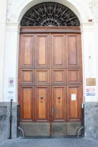 eine große Holztür in einem Gebäude in der Unterkunft The Queen's Room in Neapel