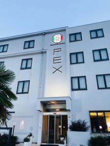 um edifício branco com uma placa que lê hotel em Hotel Pex Padova em Rubano