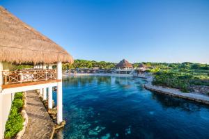 een uitzicht op het water in een resort bij Occidental at Xcaret Destination - All Inclusive in Playa del Carmen