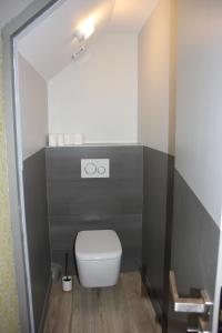 ヴァンヌにあるLe Petit Zincの小さなバスルーム(トイレ、シンク付)