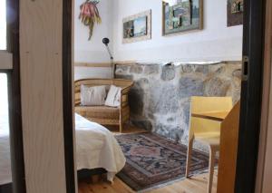 ein Schlafzimmer mit einem Bett, einem Stuhl und einem Tisch in der Unterkunft Lille Carlsson Studio in Broby