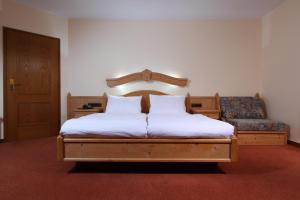 un dormitorio con una cama y un sofá en Hotel Sieweburen, en Luxemburgo 28 fotos más