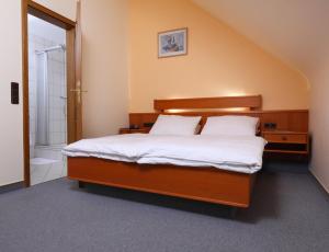 Ein Bett oder Betten in einem Zimmer der Unterkunft Hotel Sieweburen