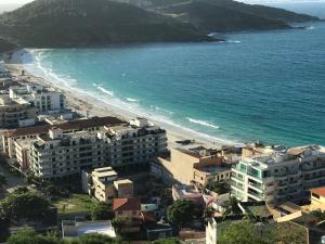 a view of a beach with buildings and the ocean at Casa Frente Lagoa in Arraial do Cabo