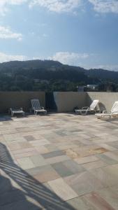 a group of chairs sitting on top of a roof at Apartamento Enseada LC01 in Guarujá