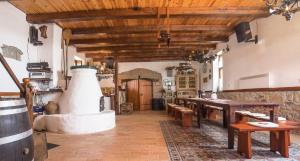 Habitación grande con mesa y chimenea. en Nánaháza, en Alsónána