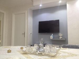 En tv och/eller ett underhållningssystem på Familly Apartement Agdal Rabat centre