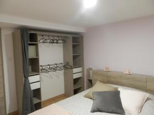 Un dormitorio con una cama y una estantería. en JAB'S HOME, en Colmar