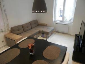 una sala de estar con un sofá y una mesa en JAB'S HOME, en Colmar