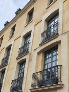 ディエップにある2 Place Louis Vitetの窓とバルコニーが備わる建物