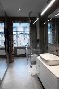 een badkamer met een wastafel, een douche en een bad bij Szopienicka Luxury in Katowice