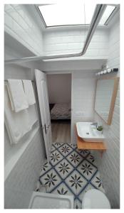 a bathroom with a sink and a toilet and a mirror at Casa Lagunera in La Laguna