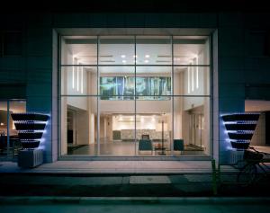 una gran ventana de cristal de un edificio por la noche en Hotel Villa Fontaine Tokyo-hatchobori, en Tokio