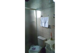 ein Badezimmer mit weißer Toilette und Dusche in der Unterkunft Casa da Vó Nelsi in Gramado + 32 Fotos