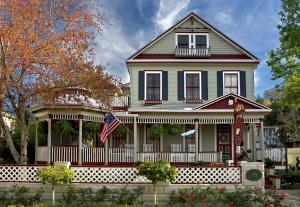 una casa con una bandera americana delante de ella en Cedar House Inn en St. Augustine