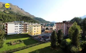 een luchtzicht op een stad met een berg bij Polo in St. Moritz