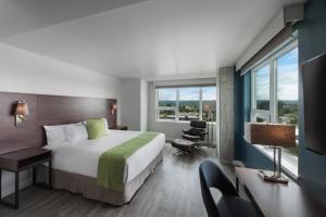 TV a/nebo společenská místnost v ubytování Hotel Interurban Seattle Airport SeaTac + 23 fotografií