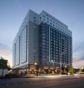 um edifício branco alto com uma rua em frente em Hotel Interurban Seattle Airport SeaTac em Tukwila