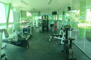ein Fitnessstudio mit mehreren Laufbändern und Geräten in einem Raum in der Unterkunft Ancorar Flat 4203 in Porto De Galinhas