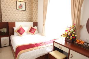 Giường trong phòng chung tại Dalat Luxury Hotel