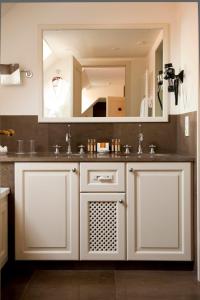 La salle de bains est pourvue d'un lavabo et d'un grand miroir. dans l'établissement Dukes' Palace Residence, à Bruges
