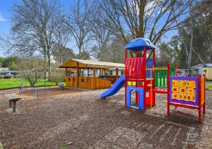 Kawasan permainan kanak-kanak di Yea Riverside Caravan Park