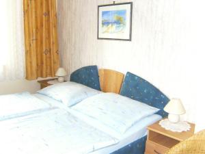 ein Schlafzimmer mit einem Bett und zwei blauen Stühlen in der Unterkunft Haus Ramusch in Schiefling am See