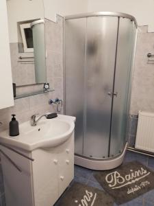 Bilik mandi di Horea 11 +60 gambar