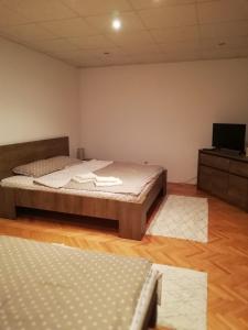 Habitación con cama y TV. en Horea 11, en Sighişoara