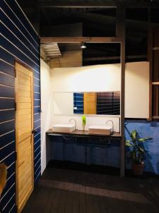 Un baño con dos lavabos y un espejo. en Petit Suncliff Resort, en Haad Rin