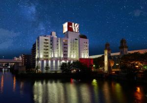 un grand bâtiment avec un panneau kfc en haut la nuit dans l'établissement HOTEL LOVE, à Nagoya