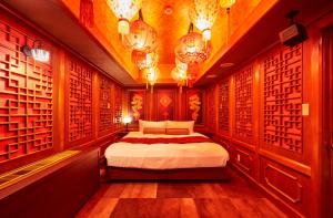HOTEL LOVE客房内的一张或多张床位