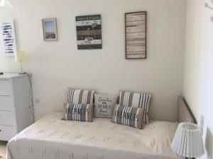 una camera con un letto con due cuscini sopra di Seafront a Karistos