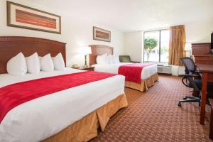 Postel nebo postele na pokoji v ubytování Ramada by Wyndham Enid