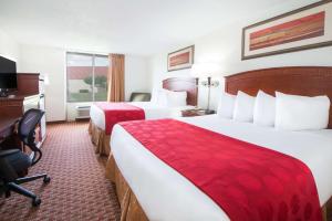 Postel nebo postele na pokoji v ubytování Ramada by Wyndham Enid