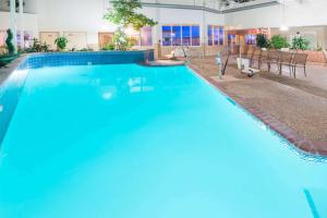 Bazén v ubytování Ramada by Wyndham Enid nebo v jeho okolí