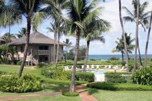 um resort com palmeiras e uma piscina em Castle Kaha Lani Resort em Kapaa