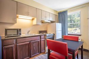 una pequeña cocina con mesa y microondas en Days Inn by Wyndham Lancaster PA Dutch Country, en Ronks