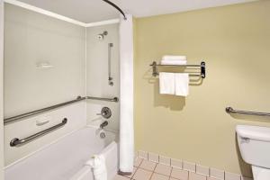 シルバースプリングにあるデイズイン シルバースプリングのシャワーとトイレ付きのバスルーム