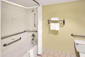 Vonios kambarys apgyvendinimo įstaigoje Days Inn by Wyndham Silver Spring