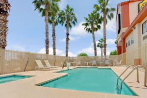 Bazén v ubytování Super 8 by Wyndham Tucson/Grant Road Area AZ nebo v jeho okolí