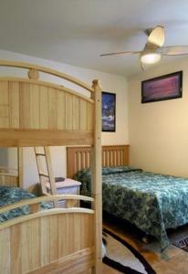 1 dormitorio con 2 literas y ventilador de techo en CASTLE Kaha Lani Resort, en Kapaa