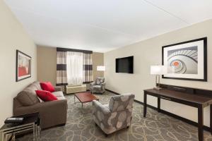 Seating area sa Ramada by Wyndham Des Moines Airport