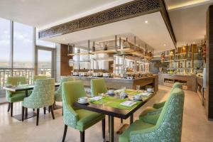 En restaurant eller et andet spisested på Wyndham Garden Manama