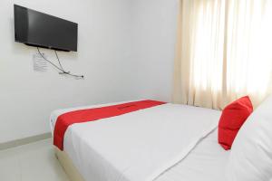 Tempat tidur dalam kamar di RedDoorz near Siloam Hospital Palembang
