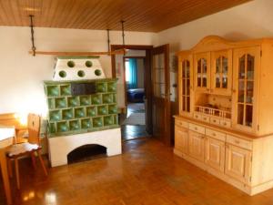 sala de estar con chimenea y cocina en Mondscheinwinkl, en Flintsbach