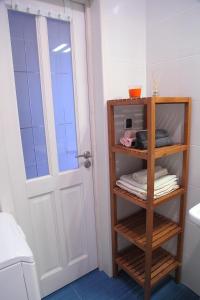 カリーニングラードにあるCozy appartment in the city centerのバスルーム(木製の棚、タオル、ドア付)