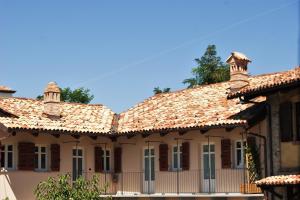an old house with a tiled roof at La Basiglia Apartment in Monforte dʼAlba